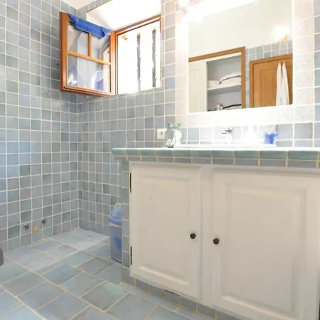 Pet Friendly In With Kitchen Holiday home