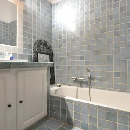 Pet Friendly In With Kitchen
